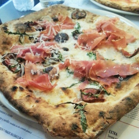 pizza de bufala con higos, jamón de parma y rúcula