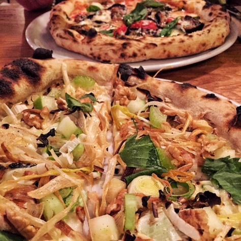 Pizza de gorgonzola y nueces
